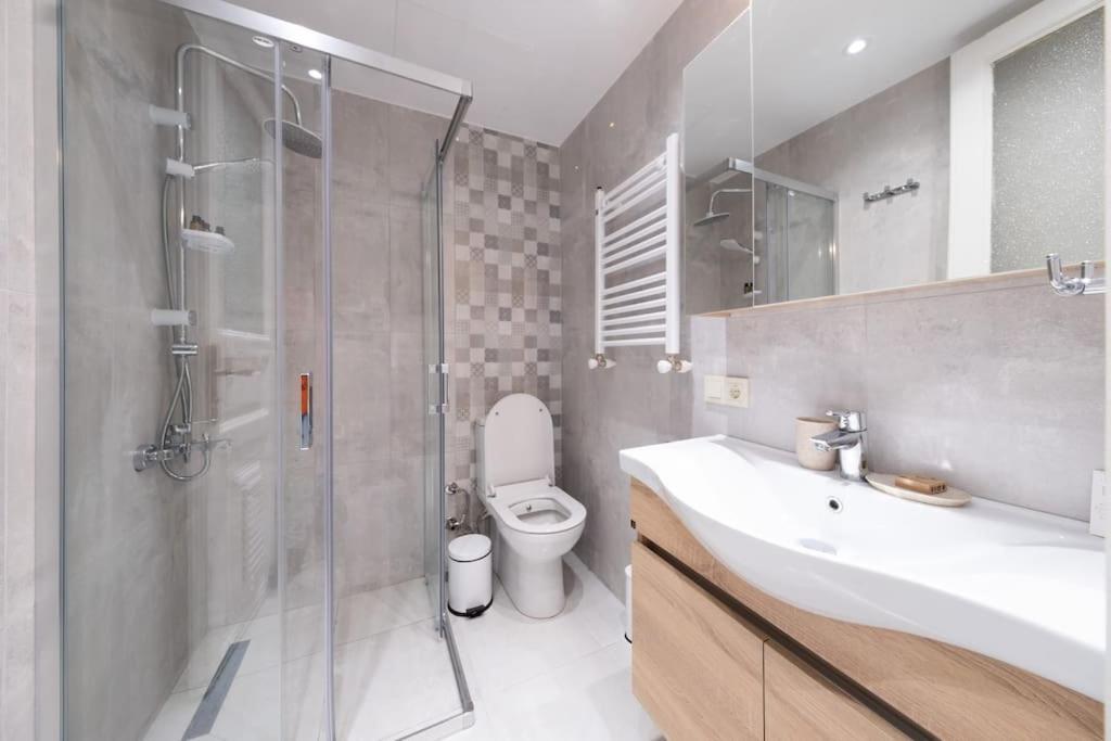 Apartament Elegant, Spacious, Quiet 3br Near Historic Center *