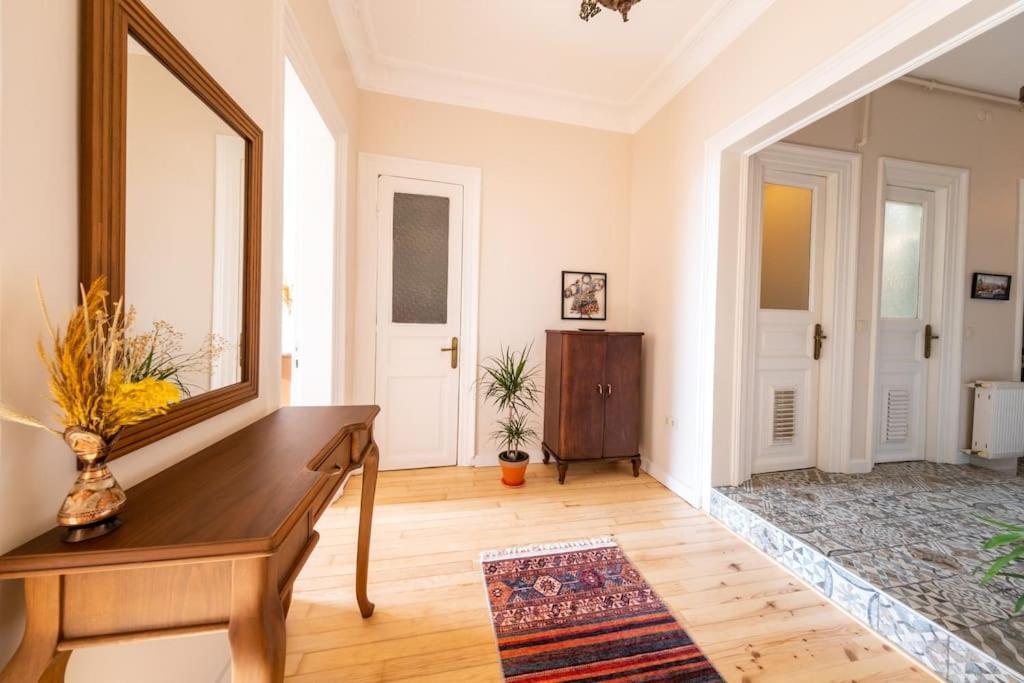 Daire Elegant, Spacious, Quiet 3br Near Historic Center İstanbul
