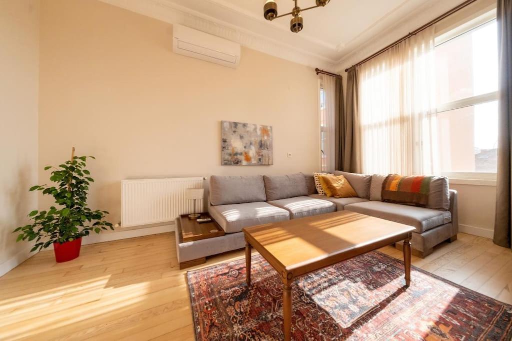Elegant, Spacious, Quiet 3br Near Historic Center Daire