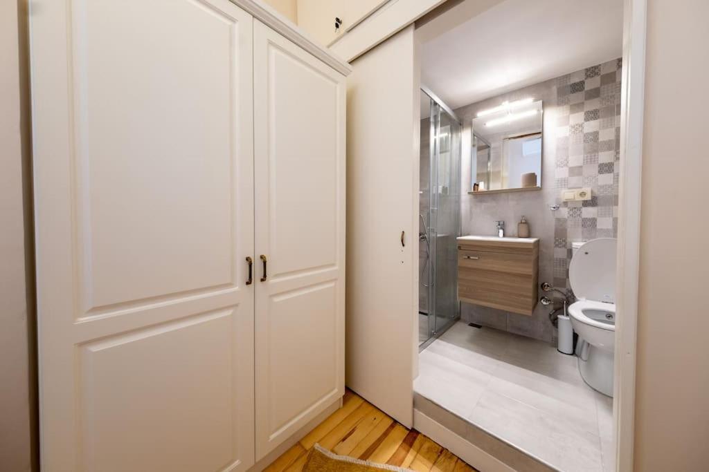 Daire Elegant, Spacious, Quiet 3br Near Historic Center İstanbul