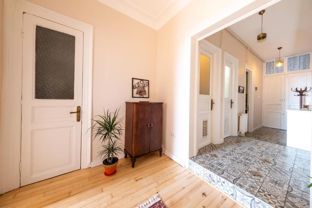 Daire Elegant, Spacious, Quiet 3br Near Historic Center İstanbul