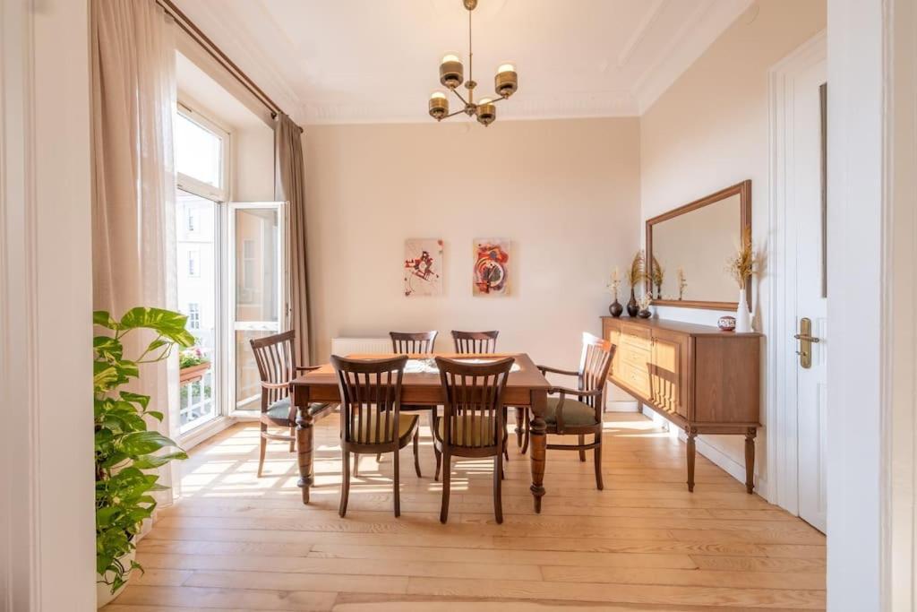 Elegant, Spacious, Quiet 3br Near Historic Center Daire *